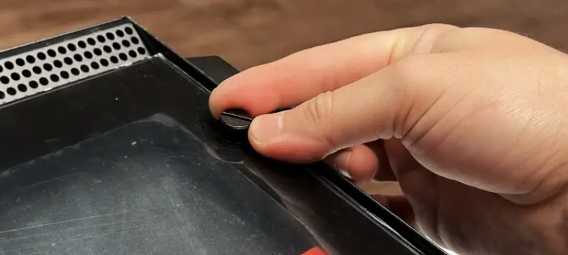 How to Open a PC Case Safely 11 open-thumb-screws-on-pc-panel